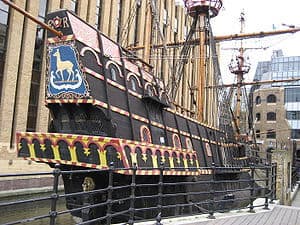 La Golden Hinde, una ricosytruzione di un'imbarcazione di epoca Tudor