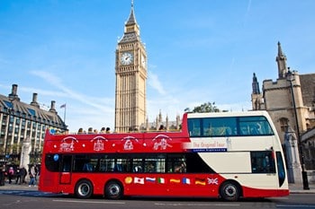 Visitare Londra su un bus turistico è una bella idea per scoprire tutte le attrazioni della città