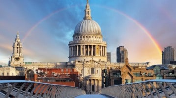 La cattedrale di Saint Paul a Londra fotografata dal Millennium bridge