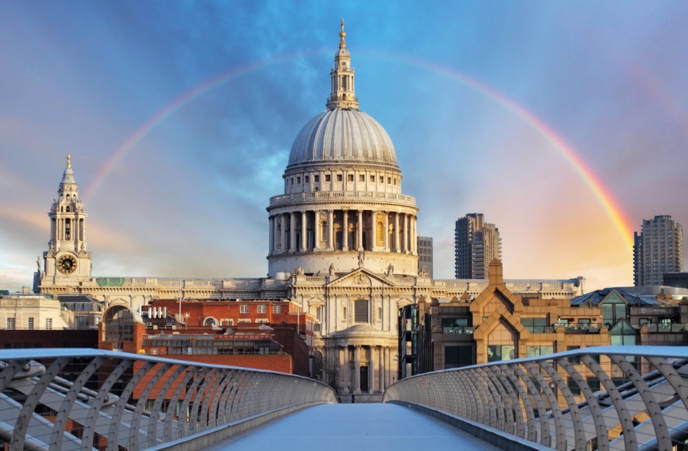 La cattedrale di Saint Paul a Londra vista dal Millennium bridge