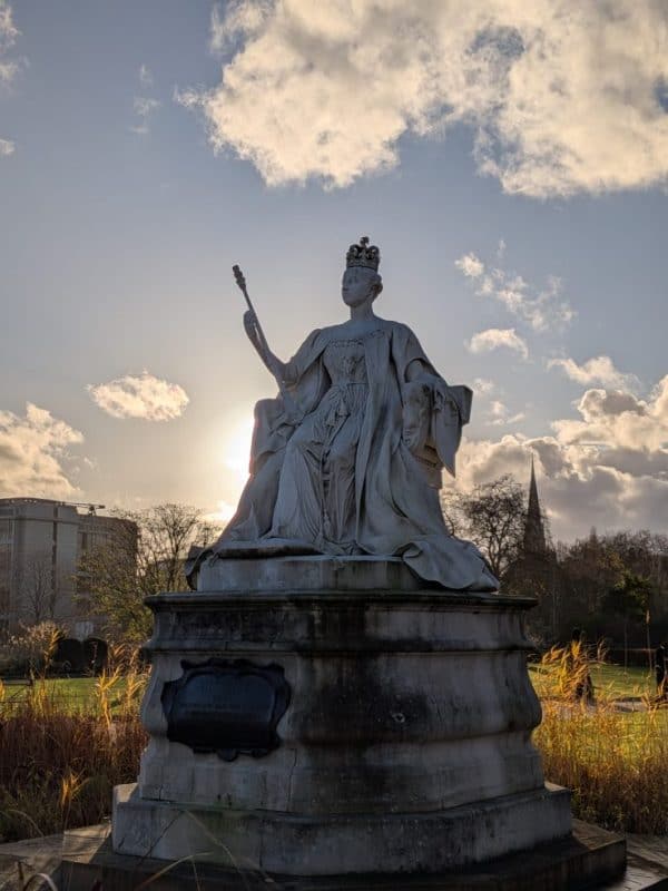 Visitare i Kensimgton gardens: la statua della regina Vittoria